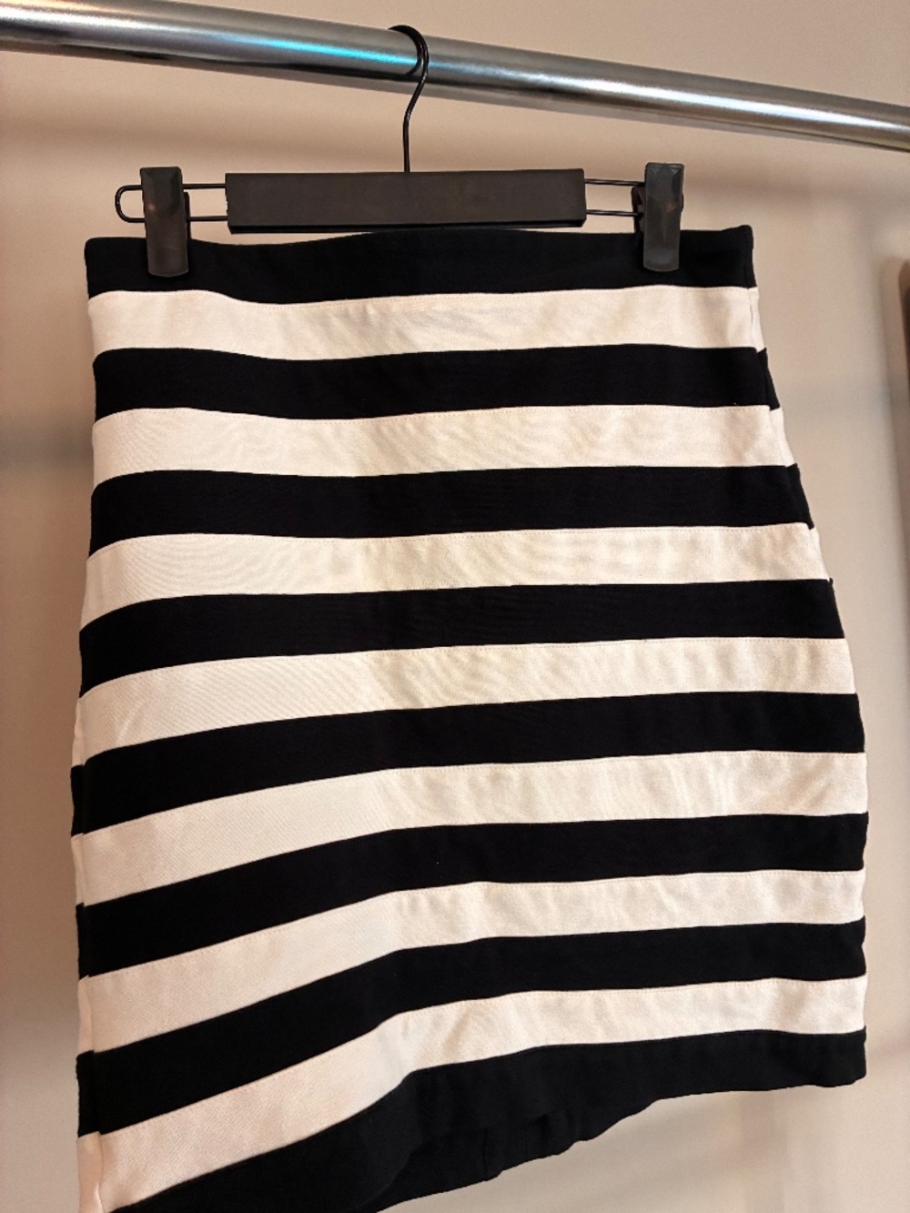 Express Design studios size 8 black and white striped skirt